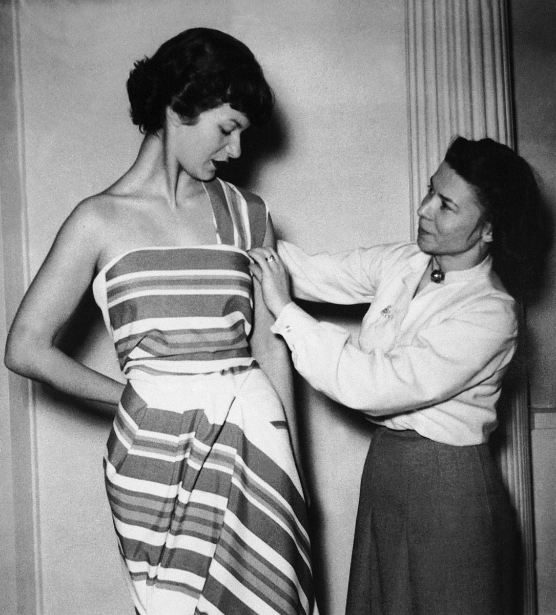 Madame Carven z modelką podczas przymiarek, 1950 rok (Fot. Getty Images)