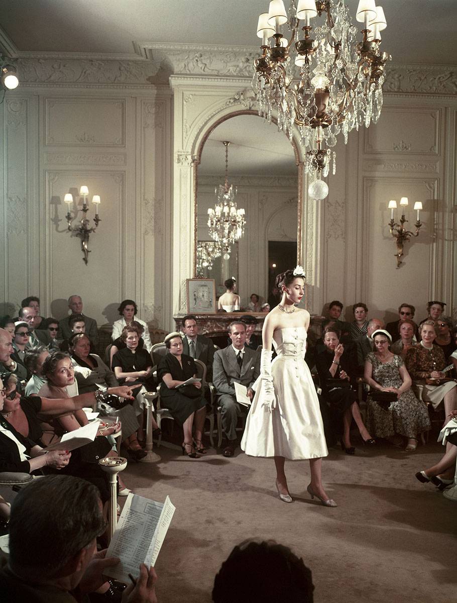 Pokaz kolekcji Diora w latach 50. (Fot. Getty Images)