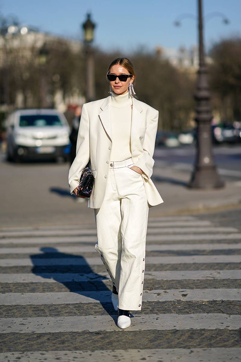 Pernille Teisbaek podczas tygodnia mody haute couture w 2020 roku (Fot. Edward Berthelot/Getty Images )