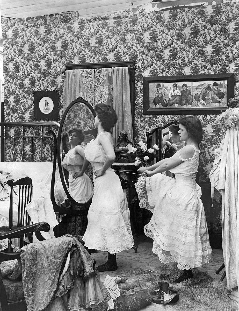 Kobiety w bieliźnie, 1890 rok (Fot. Getty Images)