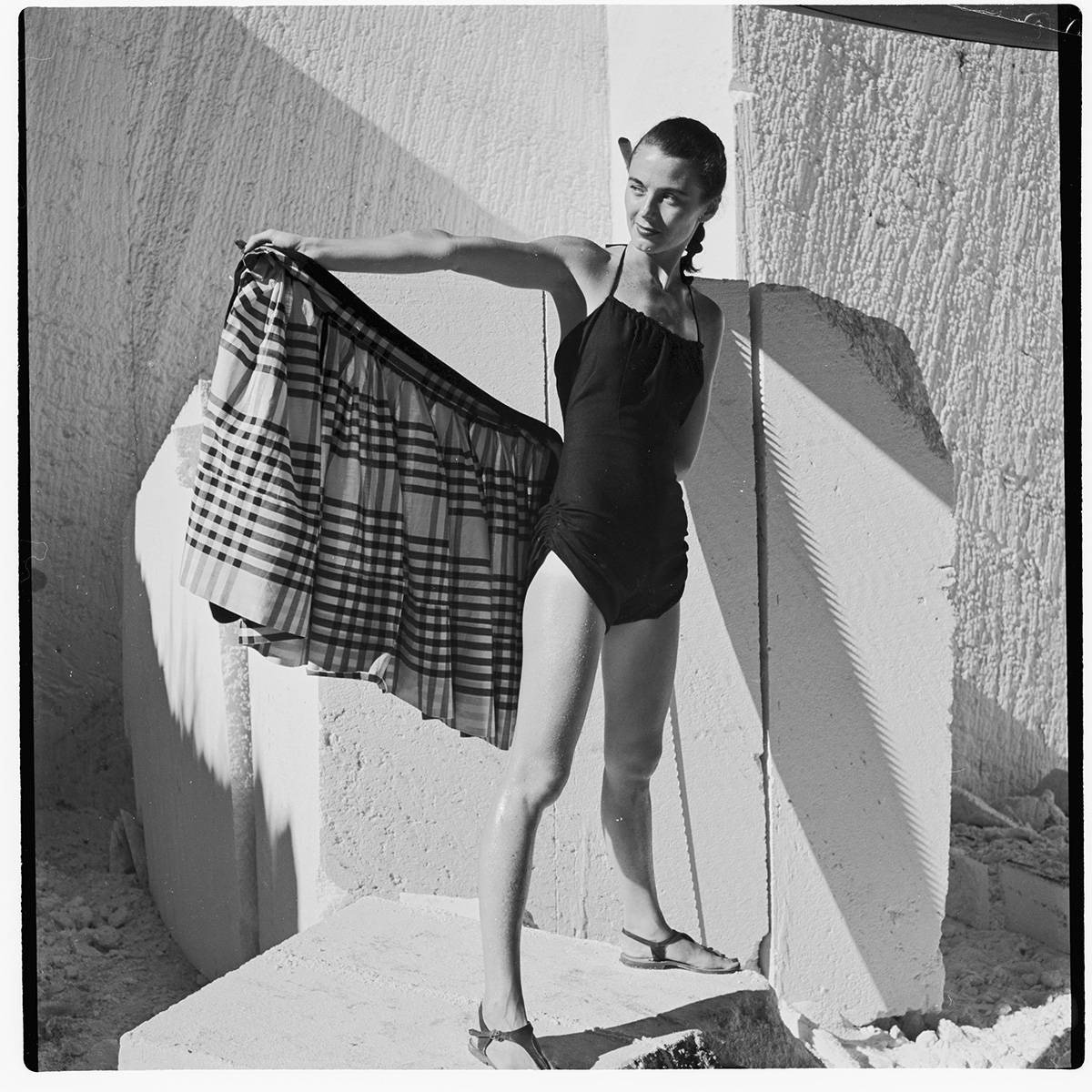Modelka w kostiumie kąpielowym Claire McCardell (Fot. Corbis Historical)
