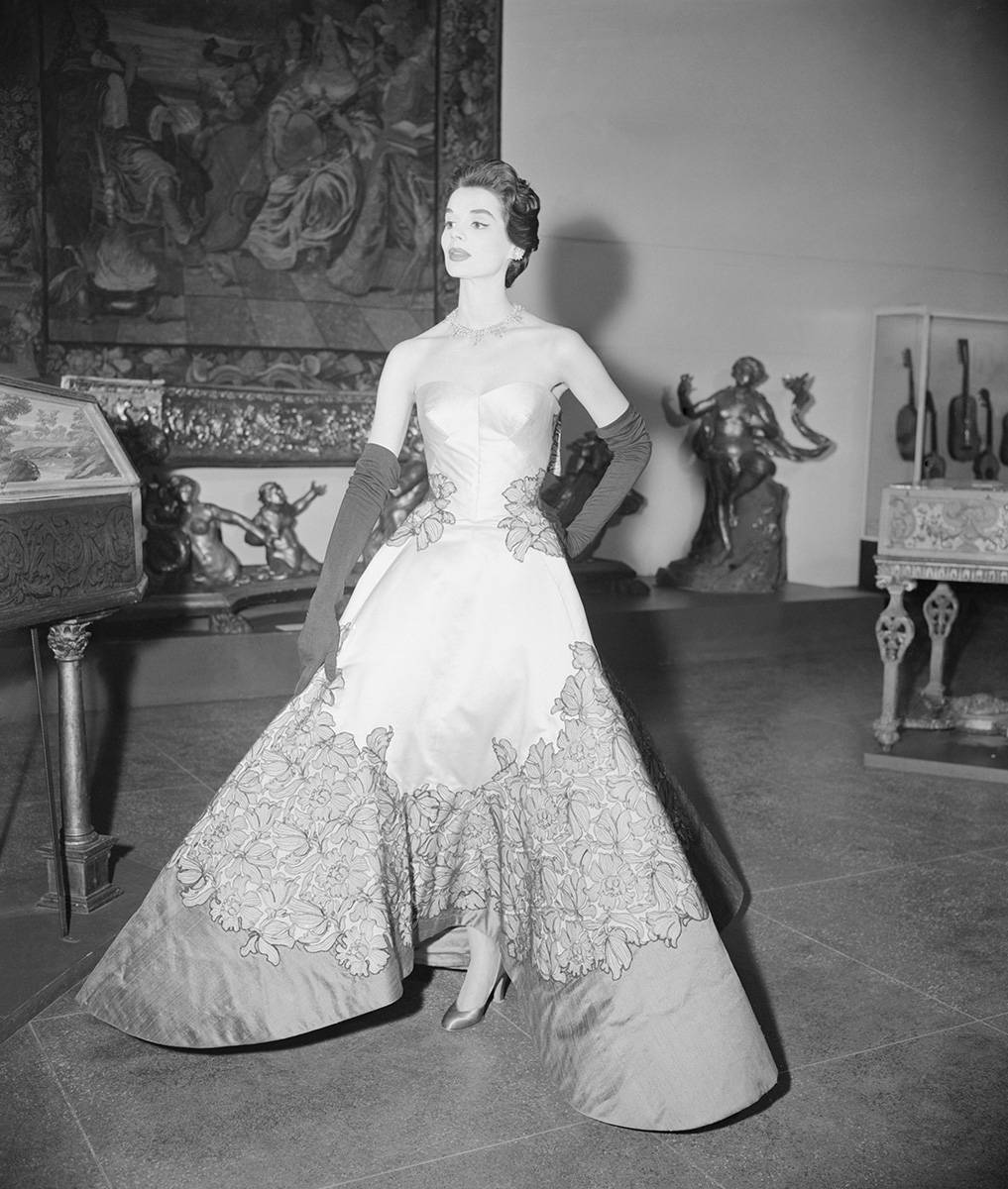Modelka w sukni Charlesa Jamesa (Fot. Getty Images)