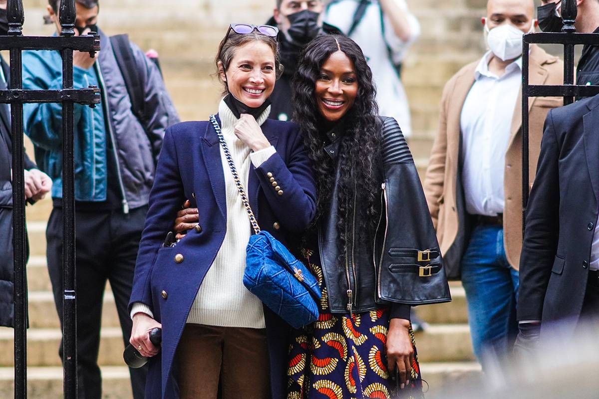 Christy Turlington i Naomi Campbell po pokazie Fendi (Fot. Edward Berthelot/GC Images)