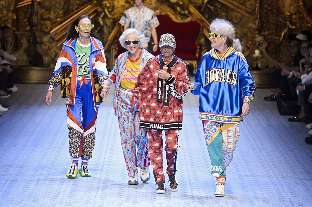 Babcie na pokazie męskiej kolekcji Dolce&Gabbana na sezon wiosna-lato 2019 (Fot. ImaxTree)
