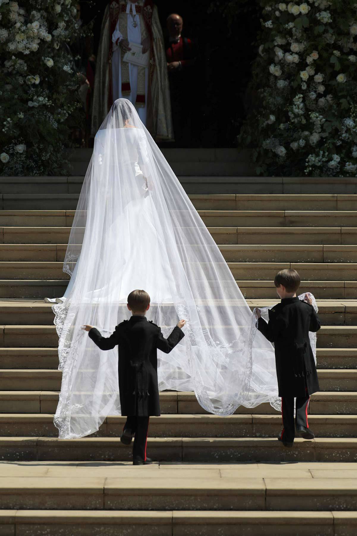 Welon Meghan Markle na schodach w zamku Windsor (Fot. Jane Barlow - WPA Pool/Getty Images)