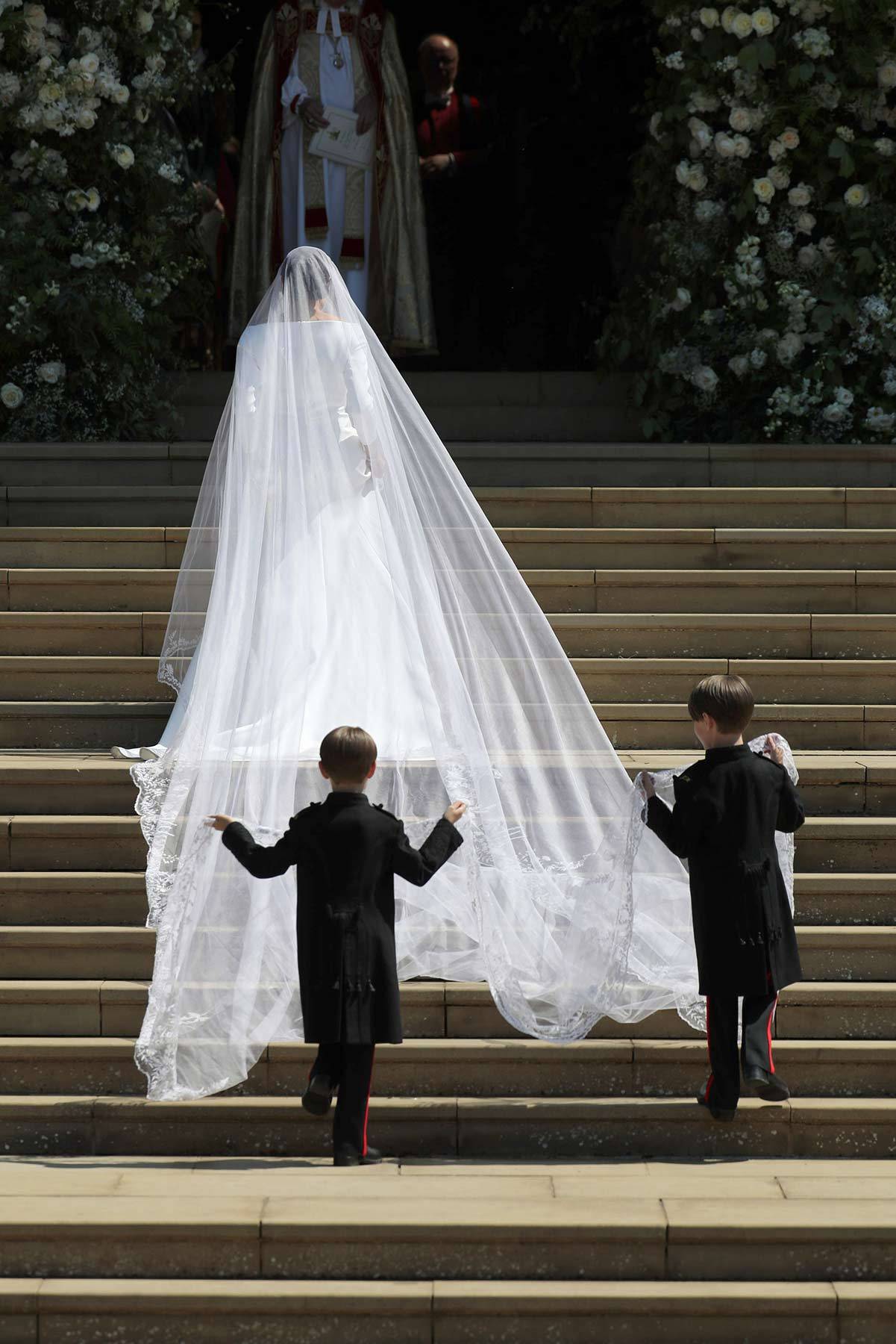 Welon Meghan Markle na schodach w zamku Windsor (Fot. Jane Barlow - WPA Pool/Getty Images)