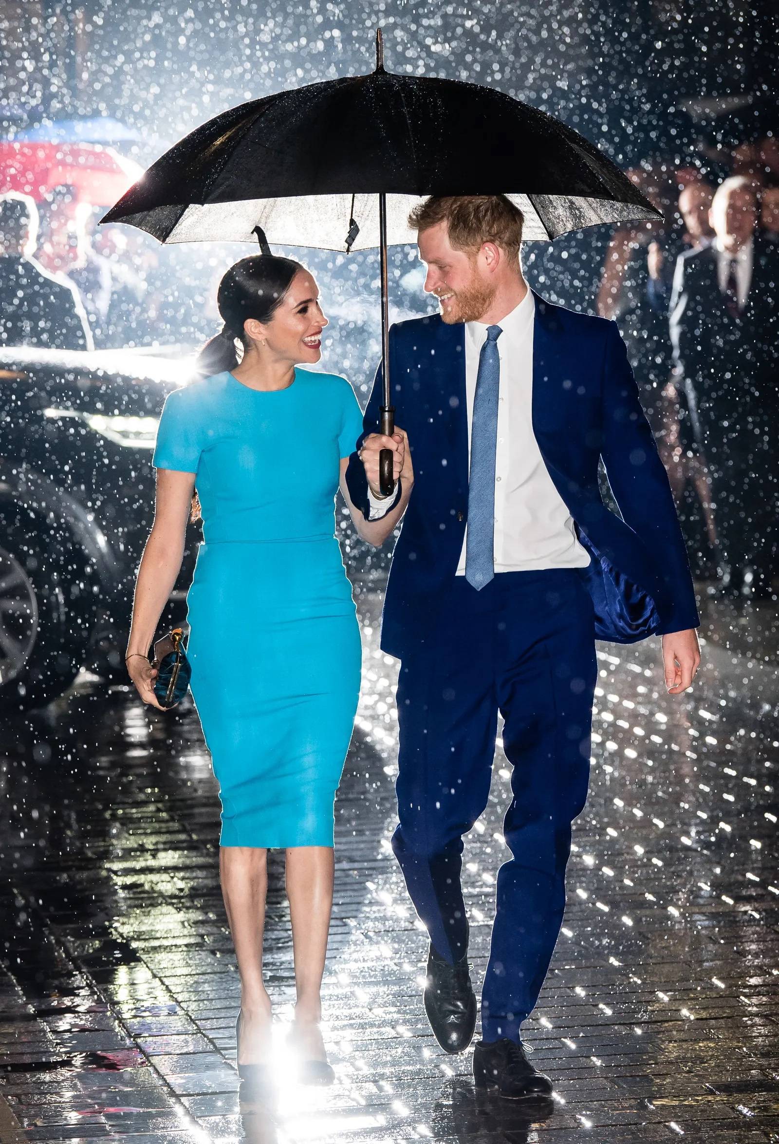 Meghan wybrała intensywnie niebieską sukienkę podczas jednego z ostatnich wieczorów pary w Londynie. / Fot. Samir Hussein, Getty Images