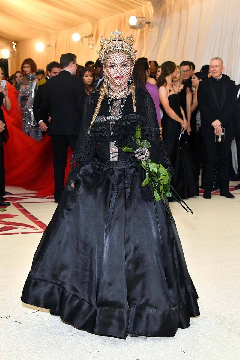 Madonnaa w sukni od Jeana Paula Gaultiera i biżuterii marki Narcis Pheres / (Fot. Getty Images)