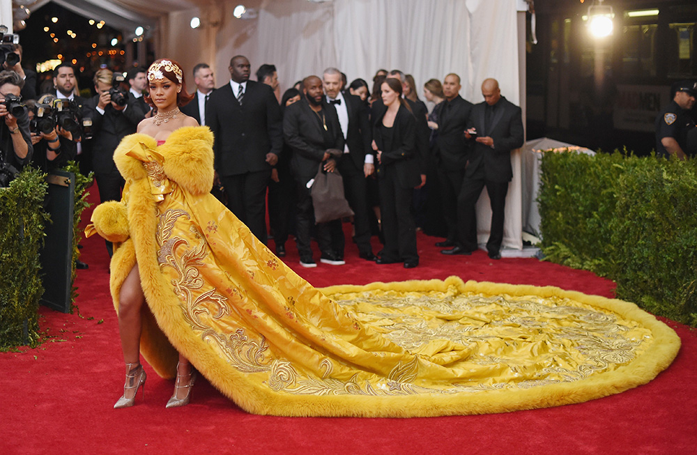 Rihanna podczas MET Gali w 2015 roku (Fot. Mike Coppola, Getty Images)