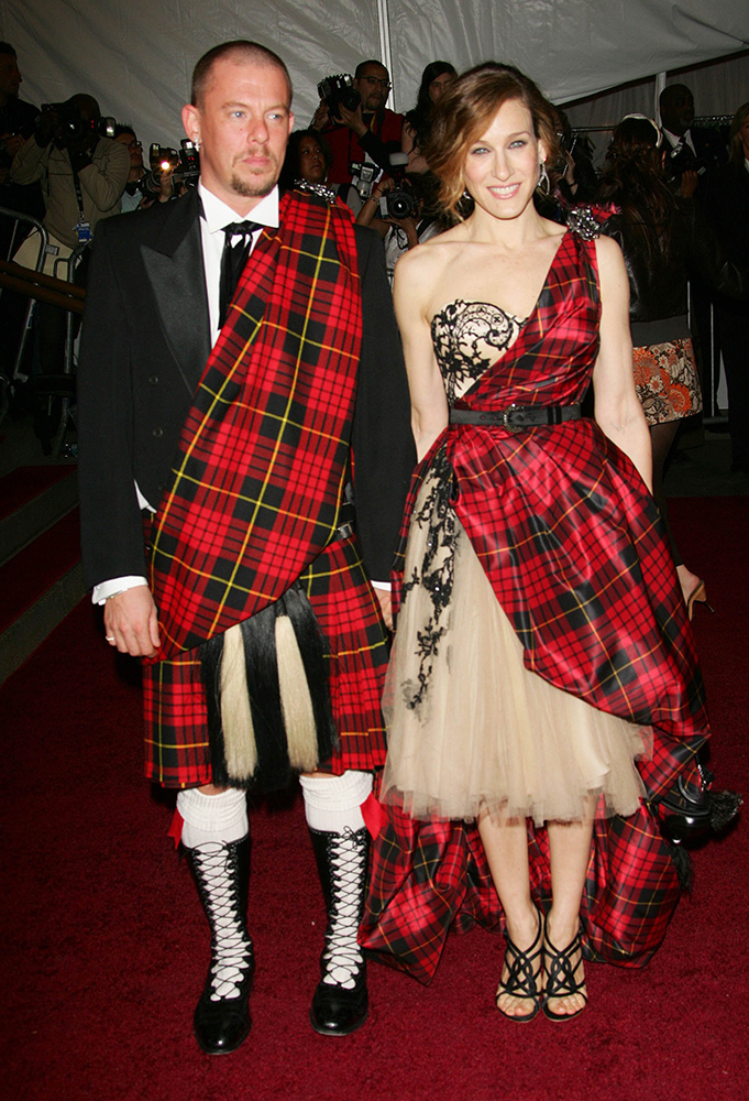 Sarah Jessica Parker i Alexander McQueen podczas MET Gali w 2006 roku (Fot. Evan Agostini, Getty Images)