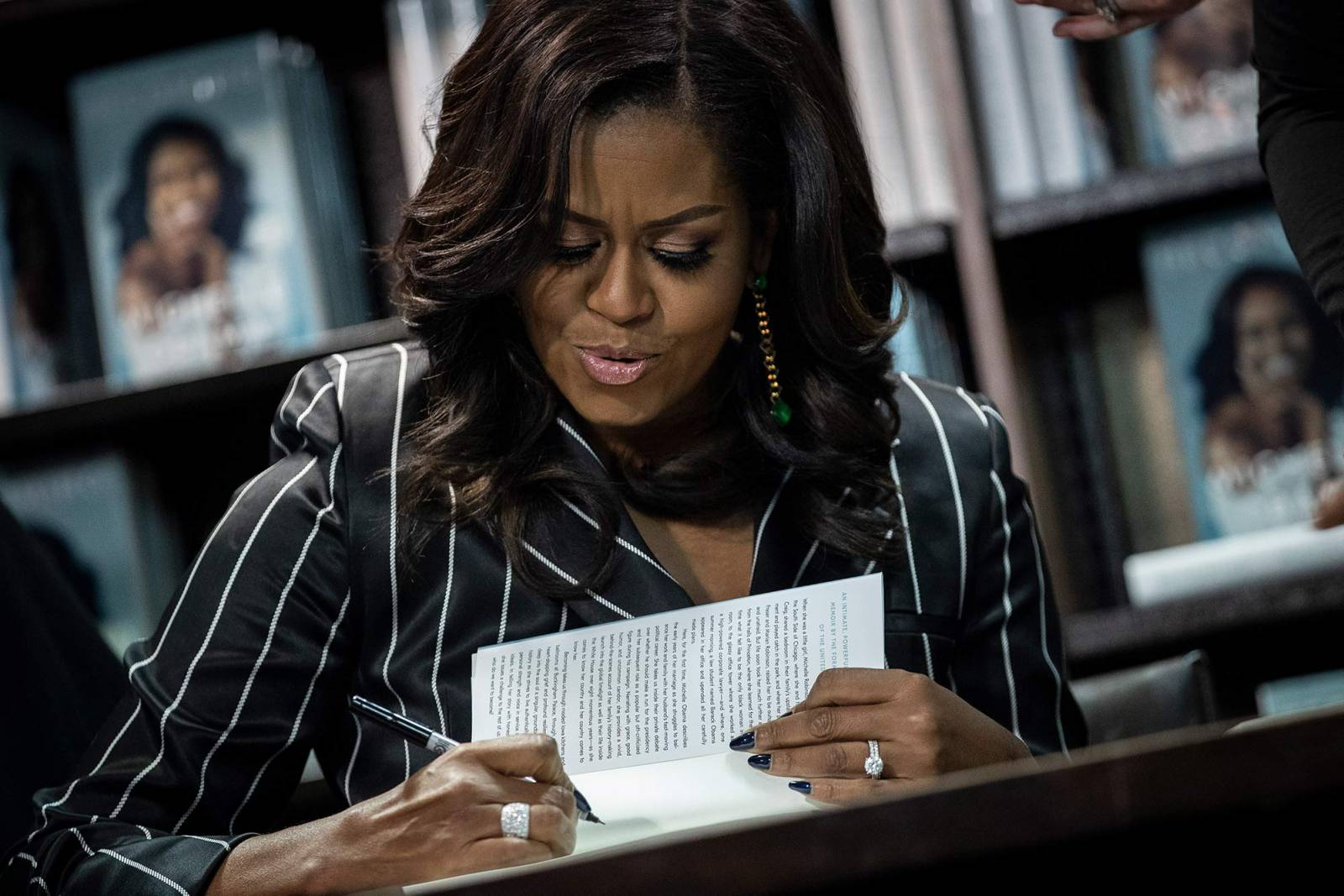 Michelle Obama w trakcie podpisywania swojej książki (Fot. Getty Images)
