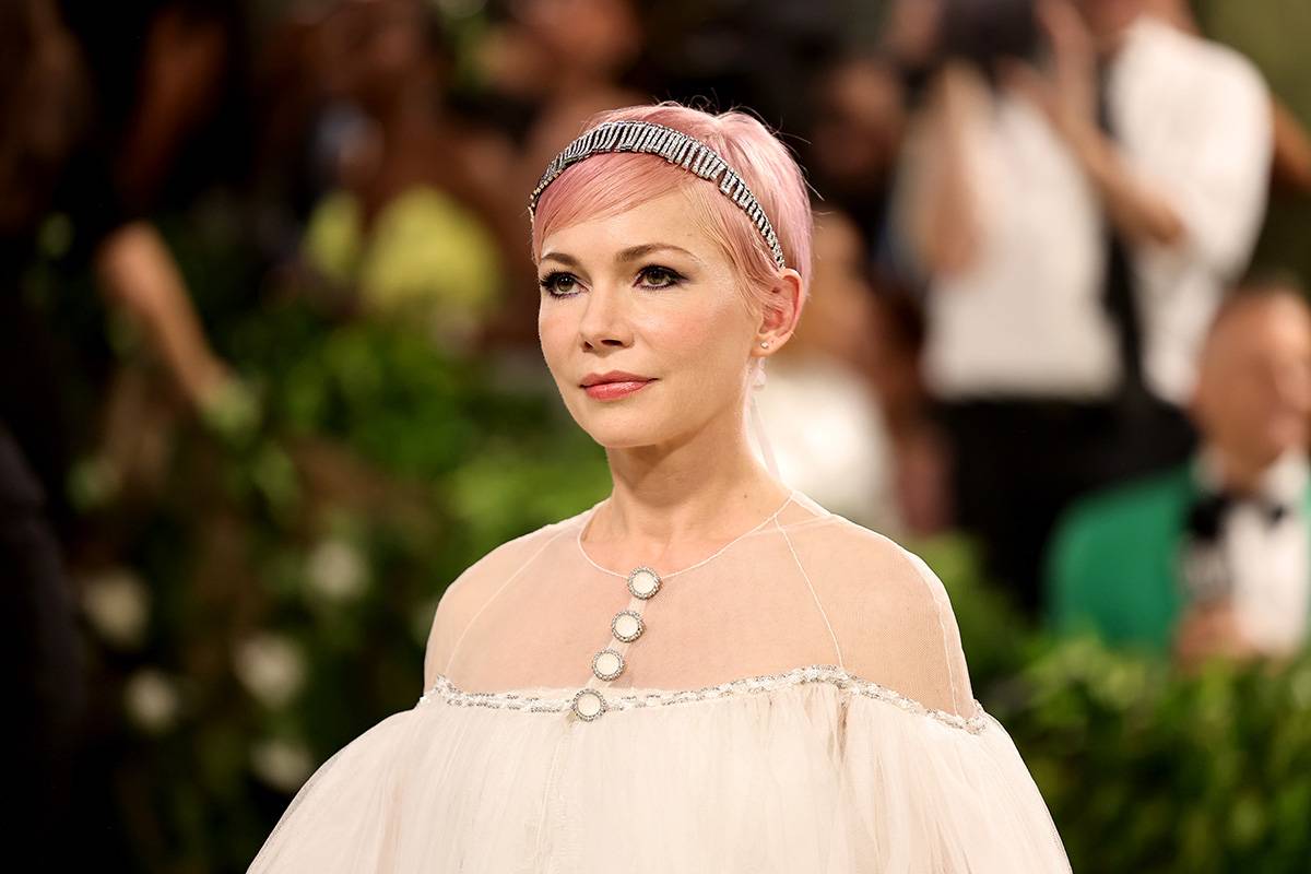 Michelle Williams w wyszywanej cekinami i koralikami sukni Chanel z kolekcji wiosna-lato 2024 podczas MET Gali 2024. (Fot. Copyright CHANEL)