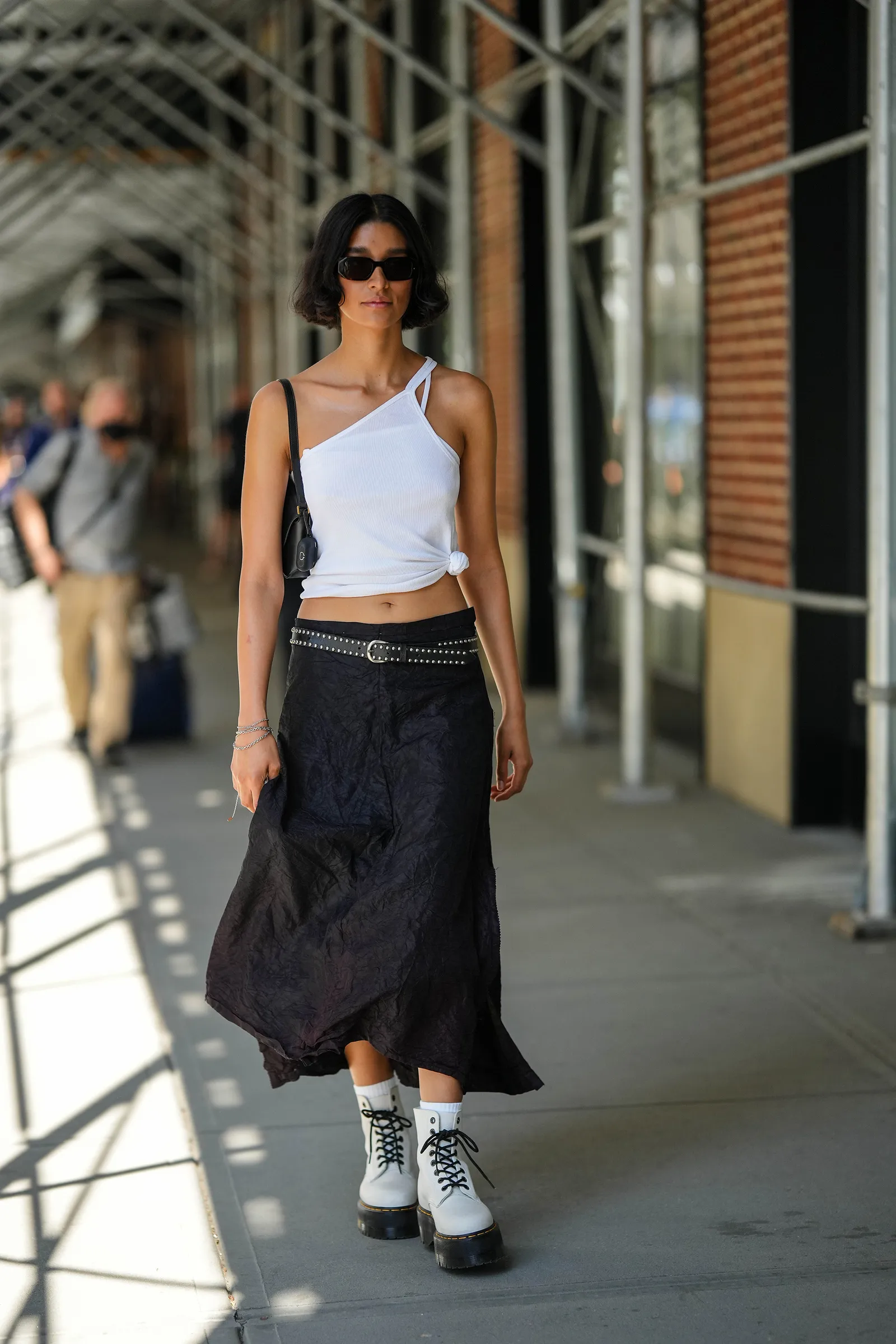 Czarna spódnica midi do botków na platformie zapewni nonszalancką stylizację. (Fot. Getty Images)