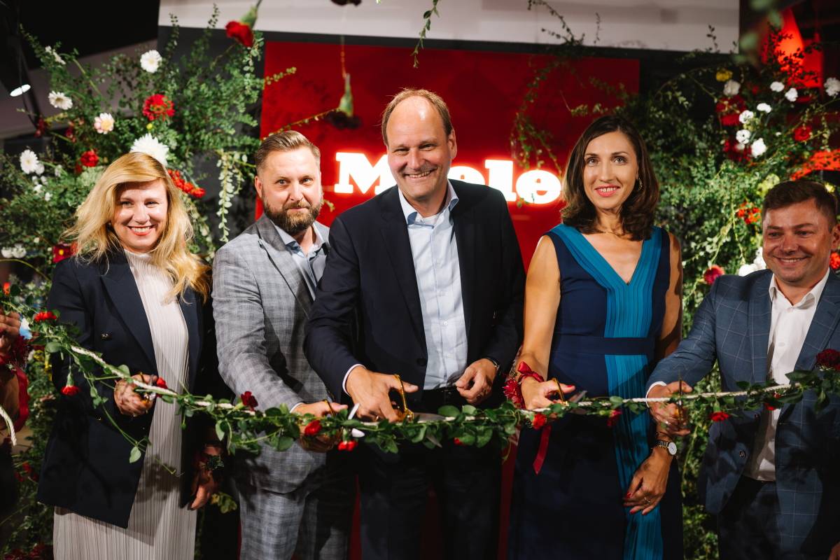 Katarzyna Milanovic – CEO Miele EE, Daniel Wtorkowski – City Store Manager, Dr Markus Miele – Dyrektor Zarządzający Miele, Zofia Korecka-Rejczak – CEO Miele Polska, Marcin Szot – Dyrektor Sprzedaży Bezpośredniej/Fot. Materiały prasowe