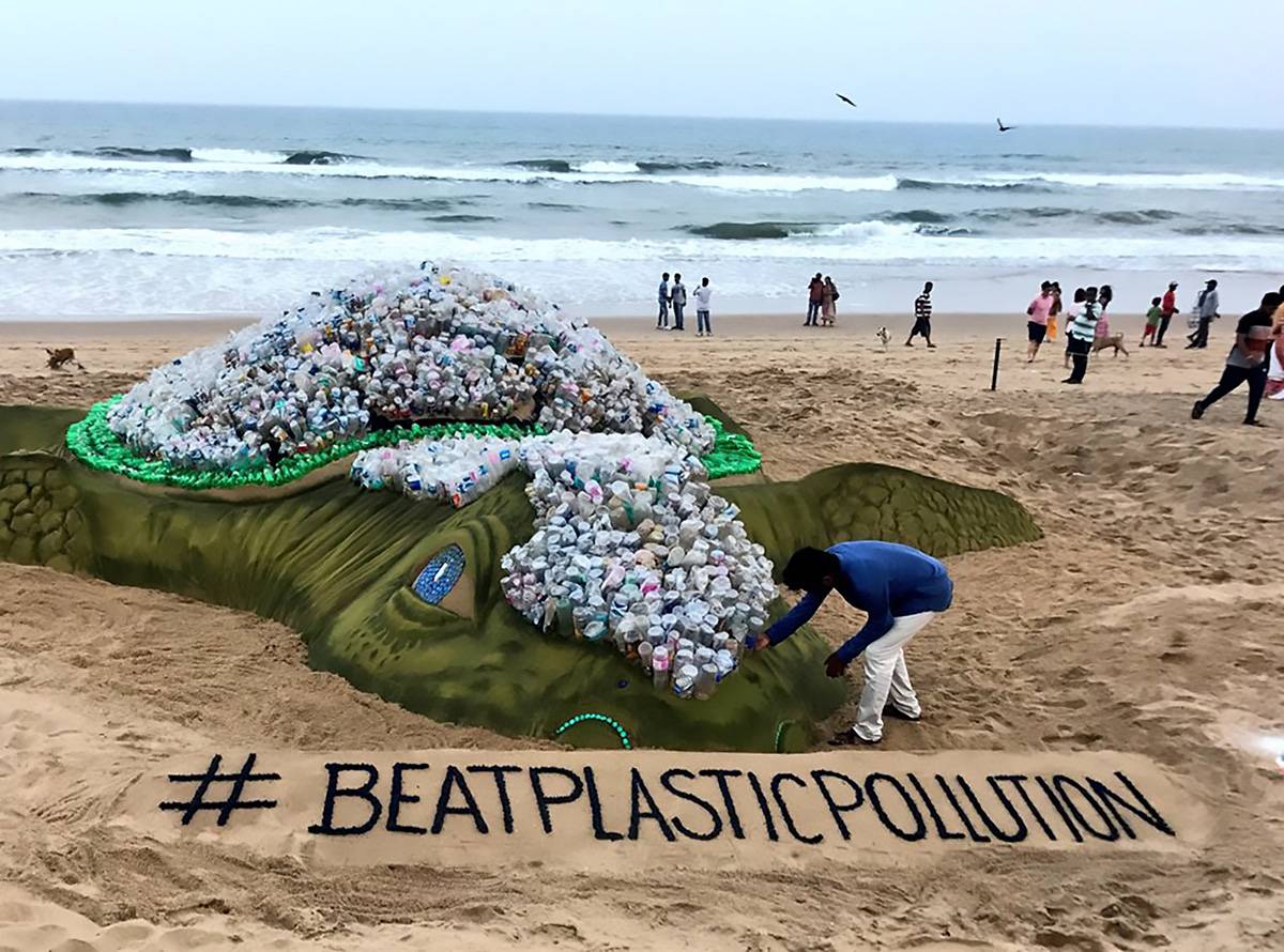 Instalacja z plastikowych butelek Sudarsana Pattnaika