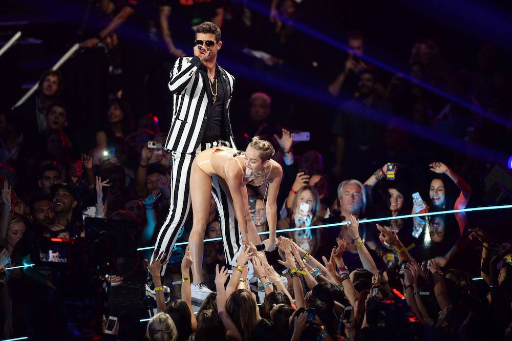 Z Robinem Thickiem na rozdaniu nagród MTV VMA 2013 (Fot. Getty Images)