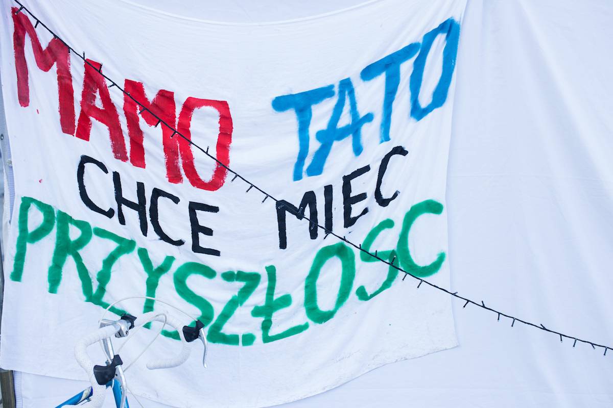 Baner w Miasteczku Klimatycznym: Mamo, tato, chcę mieć przyszłość (Fot. Luka Łukasiak)