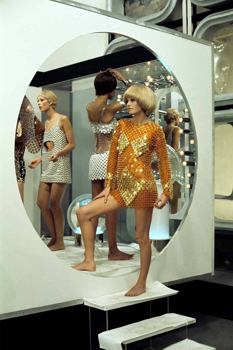 Odważne sukienki mini z lustrzanych płytek na pokazie Paco Rabanne / (Fot. Getty Images)