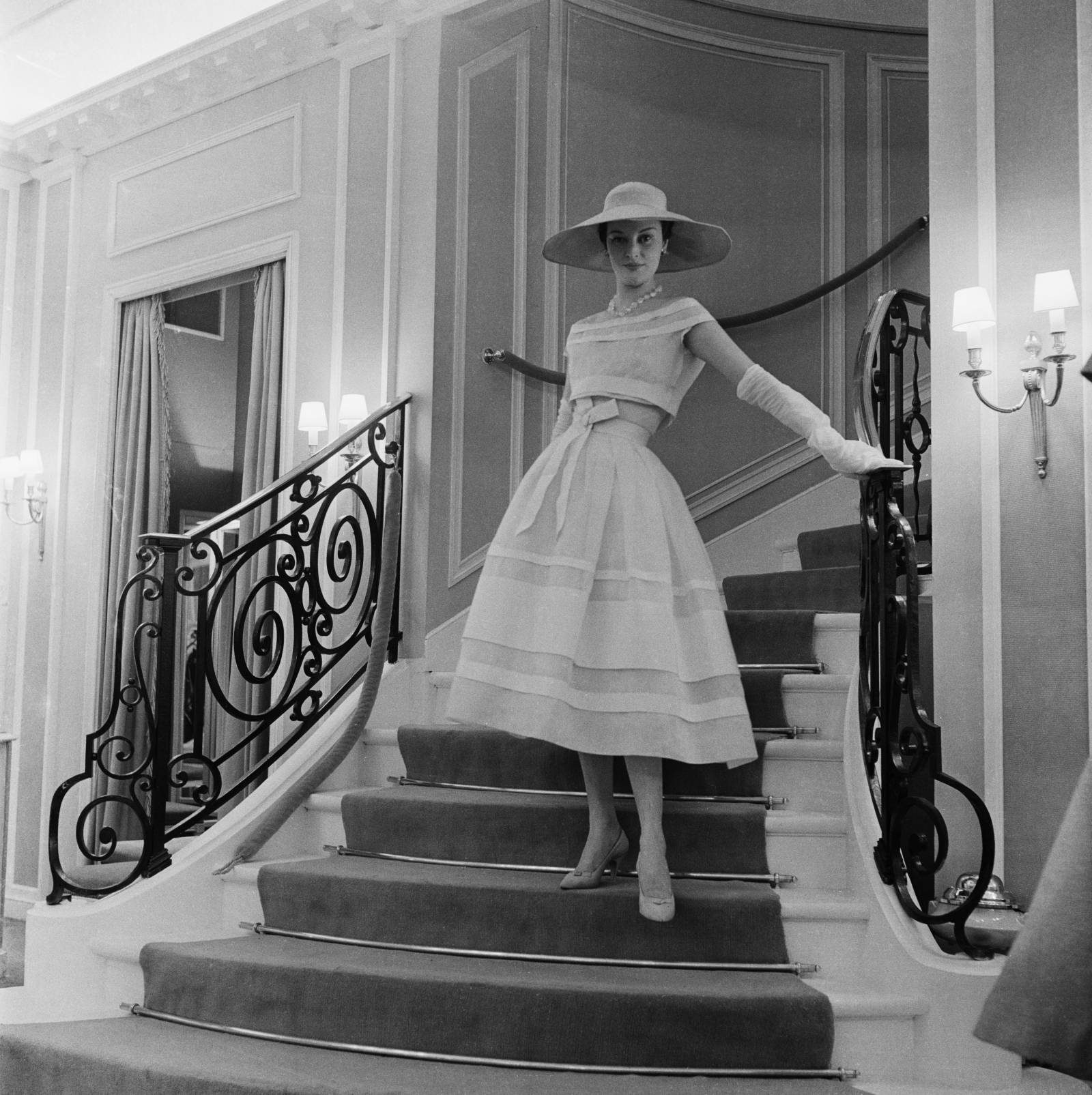 Modelka w sukience Diora, 1956 r. (Fot. Getty Images)