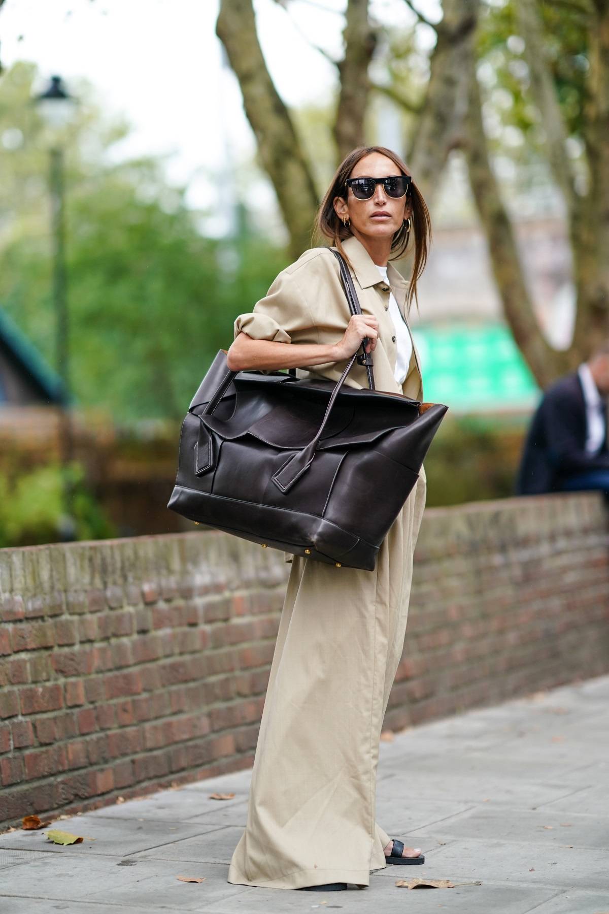 Street style podczas tygodnia mody w Londynie (fot.  Edward Berthelot, Getty Images)