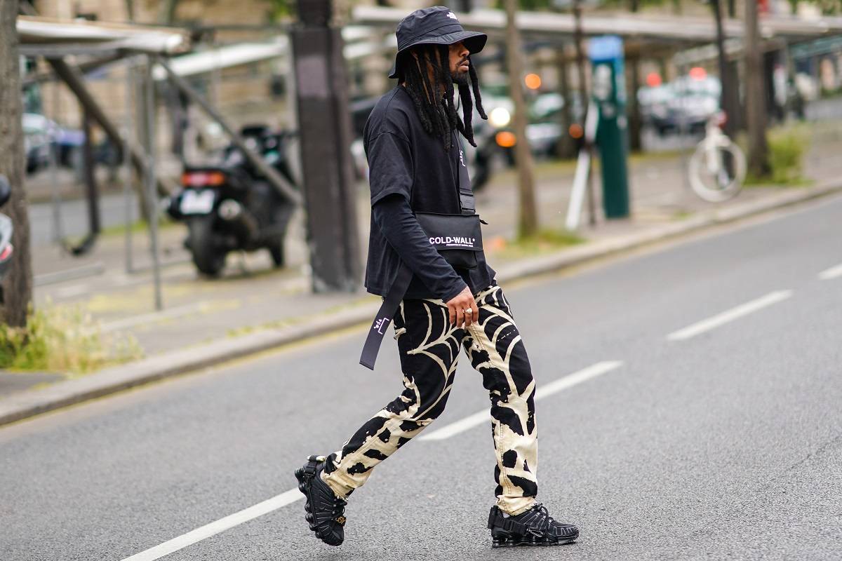 Street style podczas tygodnia mody męskiej w Paryżu