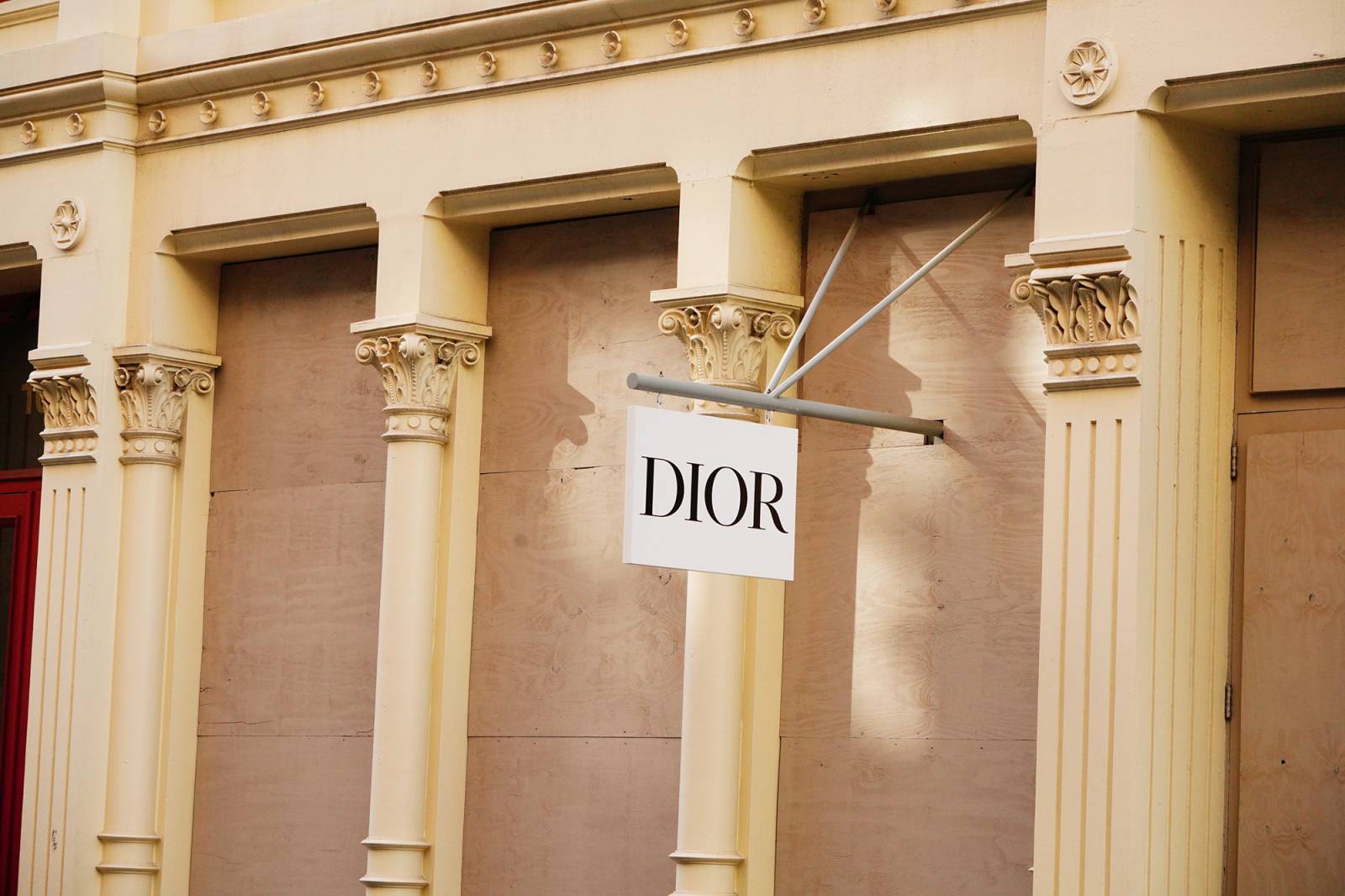Zamknięty butik Diora w Soho (Fot. John Nacion/NurPhoto via Getty Images)