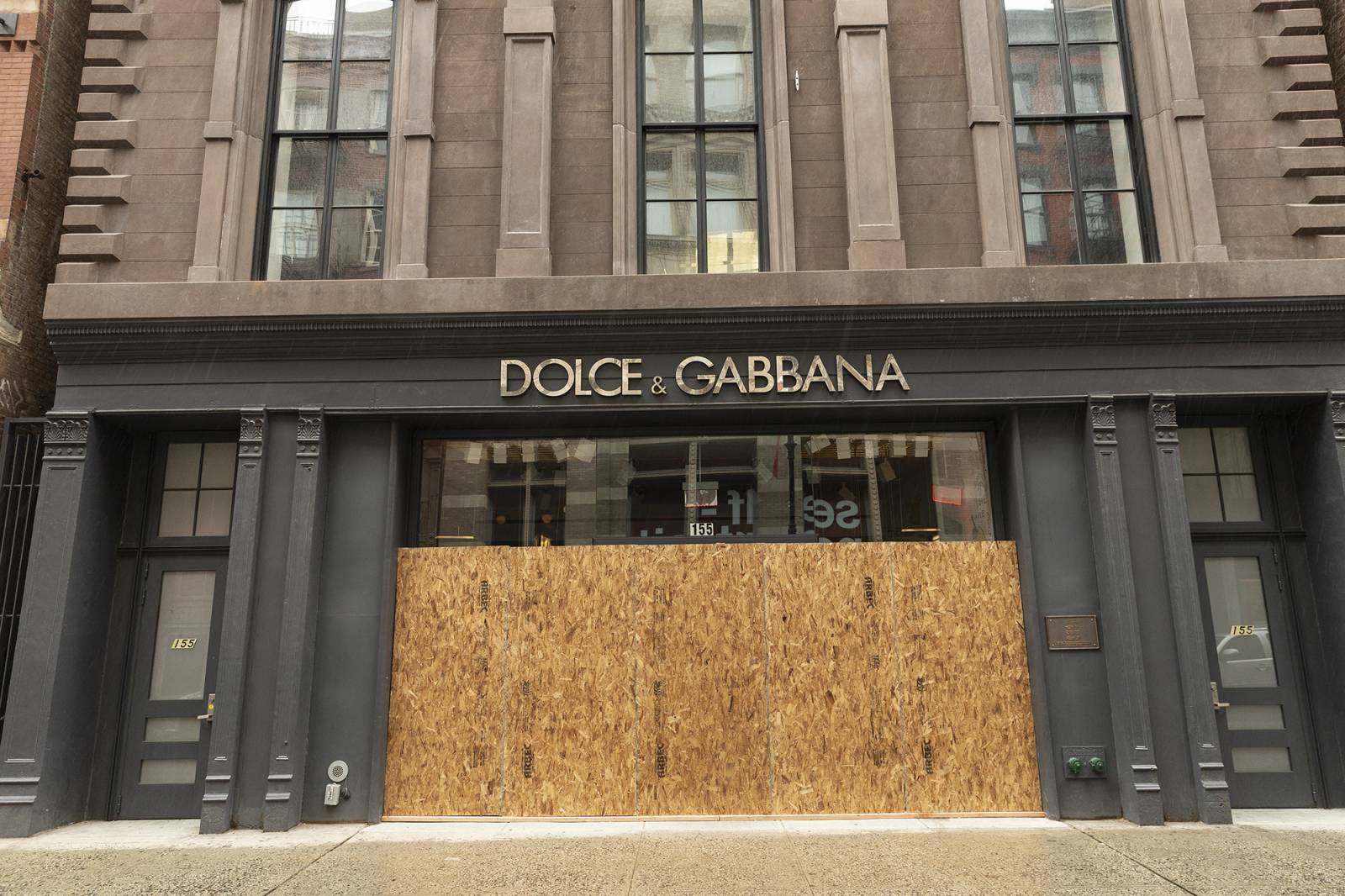 Zamknięty butik Dolce & Gabbana przy Mercer Street (Fot. Lev Radin/Pacific Press/LightRocket via Getty Images)