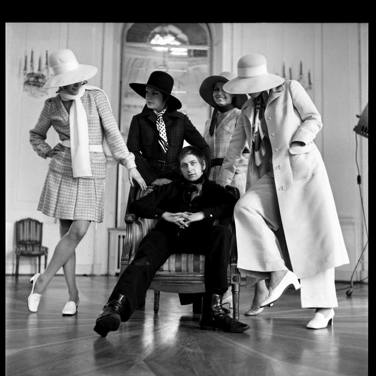 Jerzy Antkowiak with models, Warsaw 1967 (Photo. Tadeusz Rolke, Agencja Gazeta)