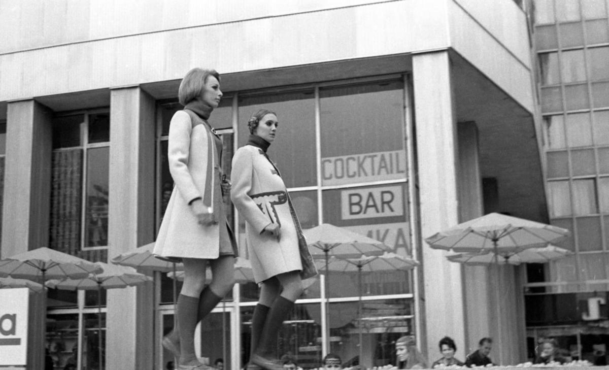 Fotosy z filmu dokumentalnego Warszawska opowiesc. Pokaz Mody Polskiej przy ul. Marszalkowskiej, obok Sezamu, Warszawa 1970. (Fot. Roman Wionczek, EAST NEWS)