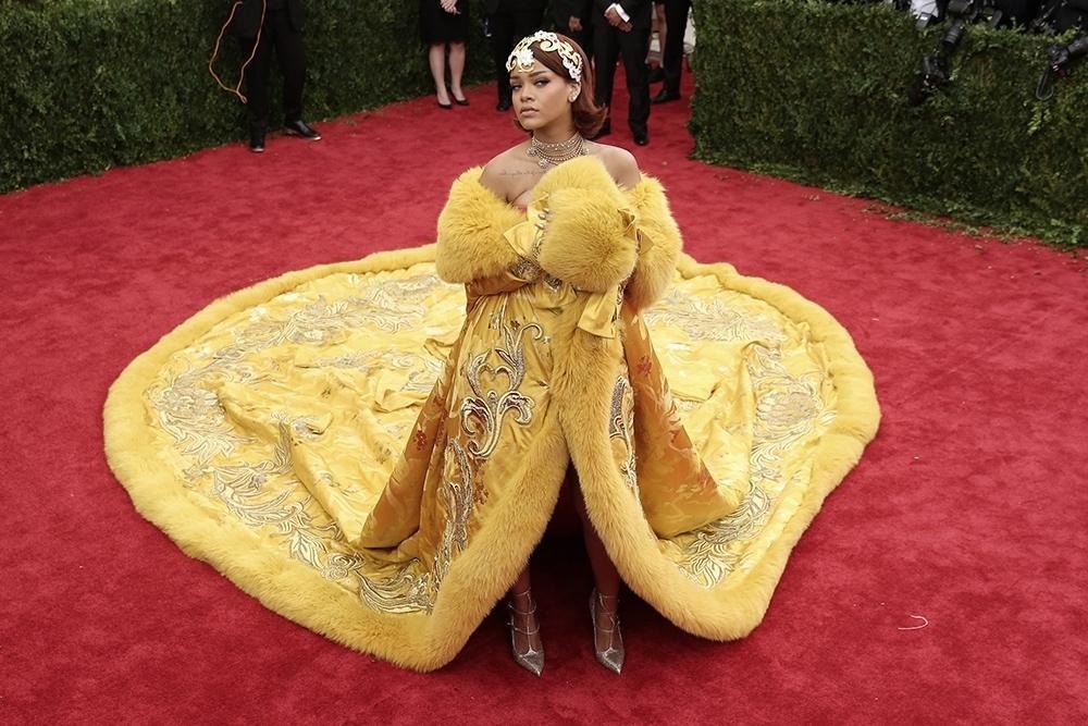 Rihanna podczas wernisażu „China Through The Looking Glass” w sukni-płaszczu Guo Pei, mistrzyni chińskiego haute couture, 2015 r. (Fot. Neilson Barnard, Getty Images)