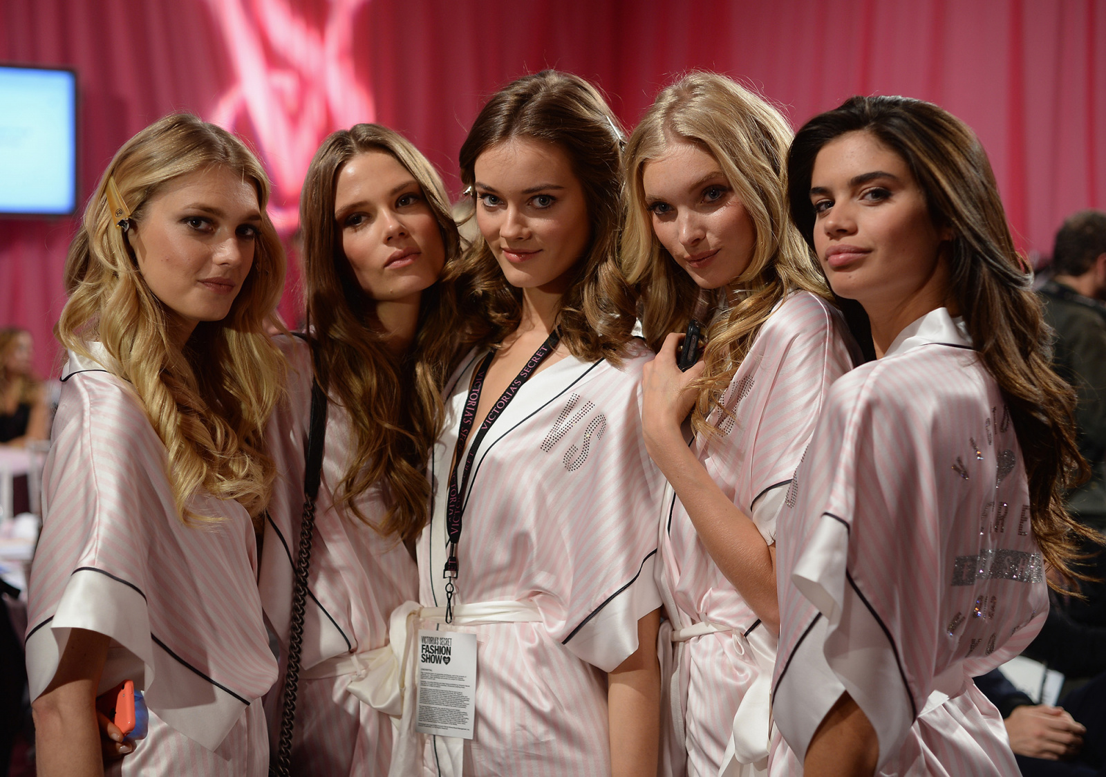 Martha Hunt, Caroline Brasch, Monika Jagaciak, Elsa Hosk, and Sara Sampaio za kulisami pokazu Victorias Secret Fashion w 2013 roku (Fot. Getty Images)