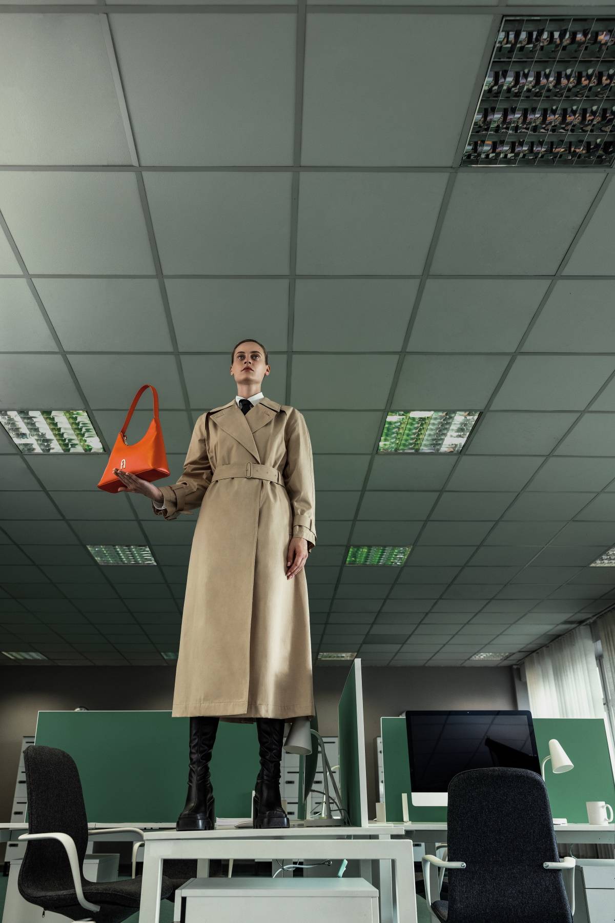 „Back to Office” – najnowsza kampania modowa multibrandu Modivo. Modowy multibrand Modivo wystartował z jesienną kampanią „Back to Office” i swoją ofertą udowadnia, że możemy zachować indywidualność w świecie korporacji.