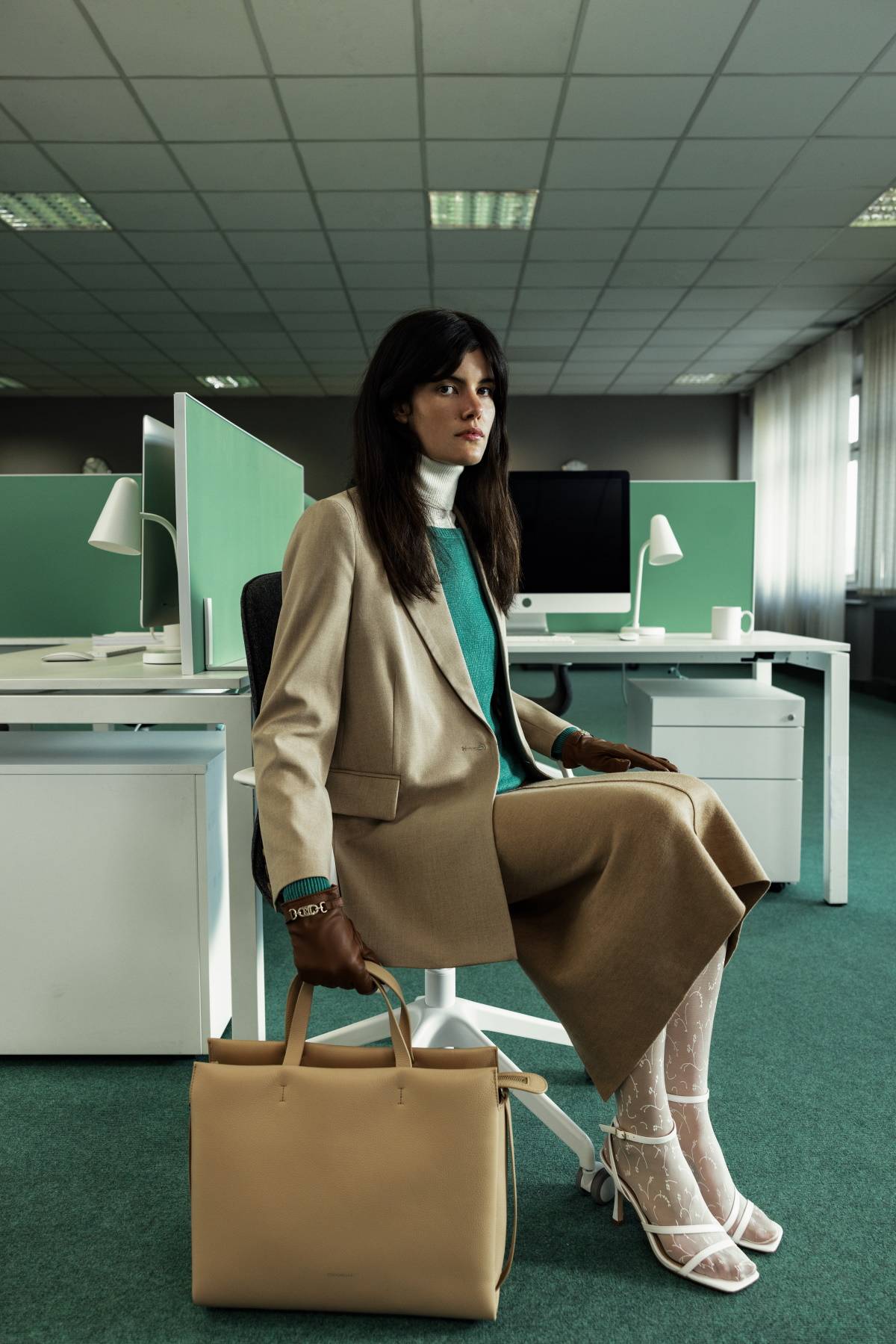 „Back to Office” – najnowsza kampania modowa multibrandu Modivo. Modowy multibrand Modivo wystartował z jesienną kampanią „Back to Office” i swoją ofertą udowadnia, że możemy zachować indywidualność w świecie korporacji.