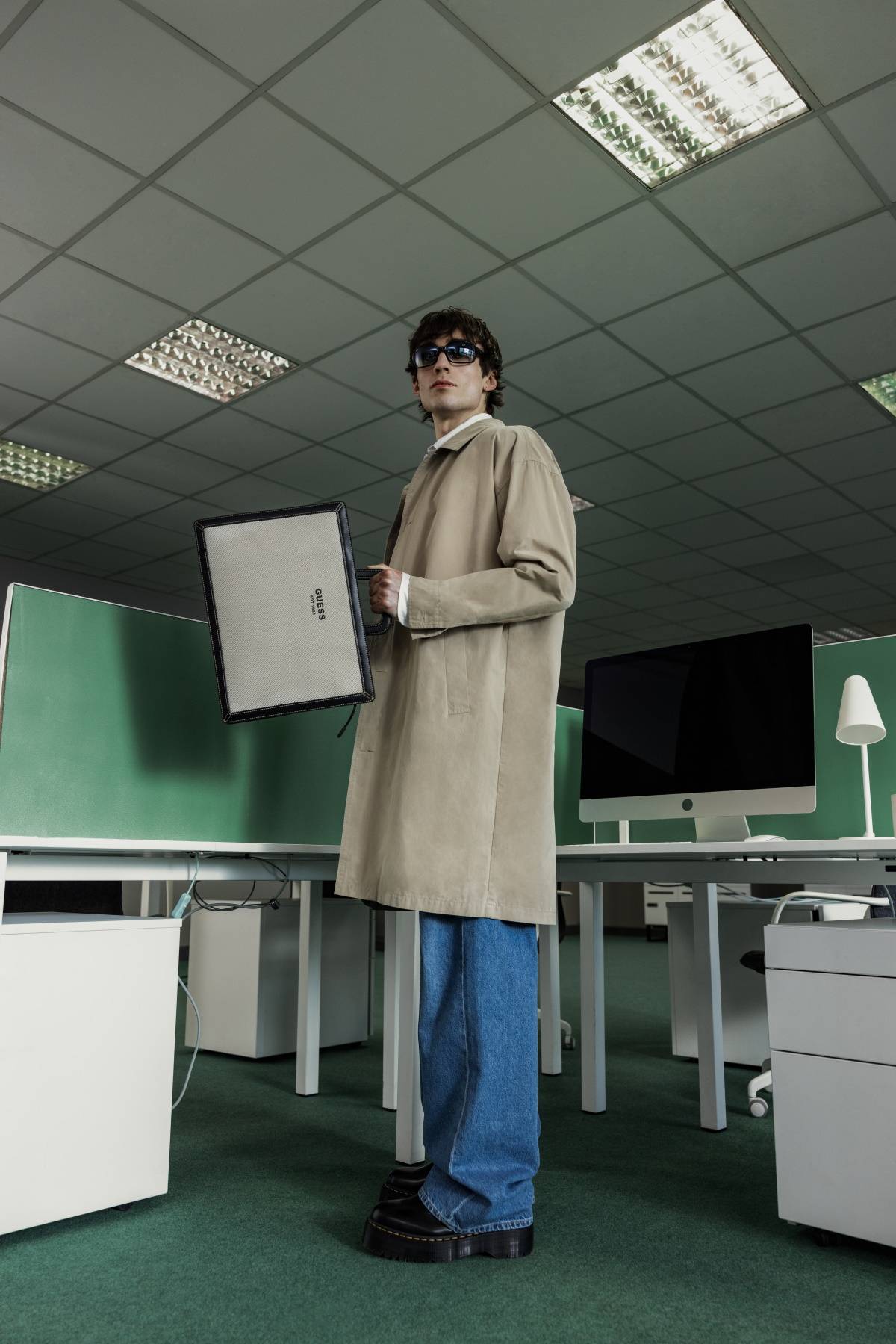 „Back to Office” – najnowsza kampania modowa multibrandu Modivo. Modowy multibrand Modivo wystartował z jesienną kampanią „Back to Office” i swoją ofertą udowadnia, że możemy zachować indywidualność w świecie korporacji.