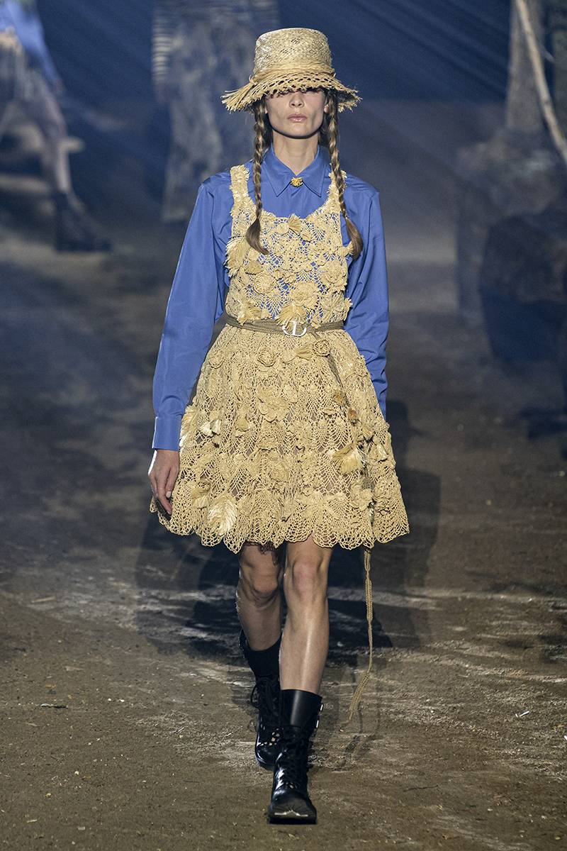 Sukienka z pokazu Dior (Fot. ImaxTree)
