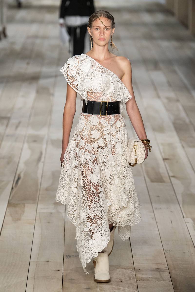 Sukienka z pokazu Alexander McQueen (Fot. ImaxTree)
