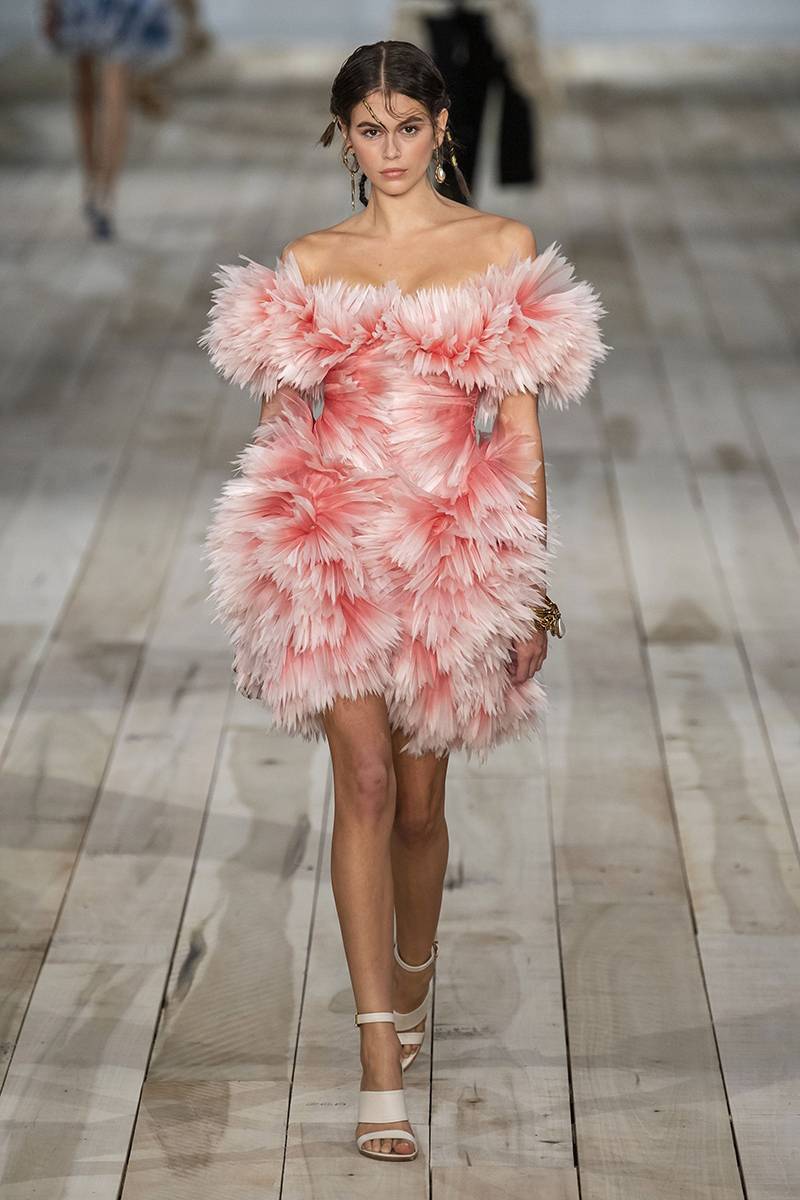 Sukienka z pokazu Alexander McQueen (Fot. ImaxTree)
