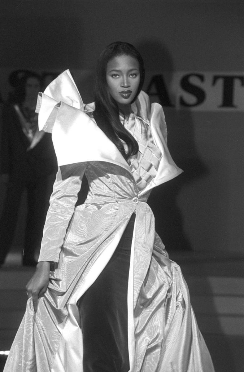 Naomi Campbell na pokazie zorganizowanym przez firmę Fashion Show w 1994 roku w projektach marki Leo Lazzi.