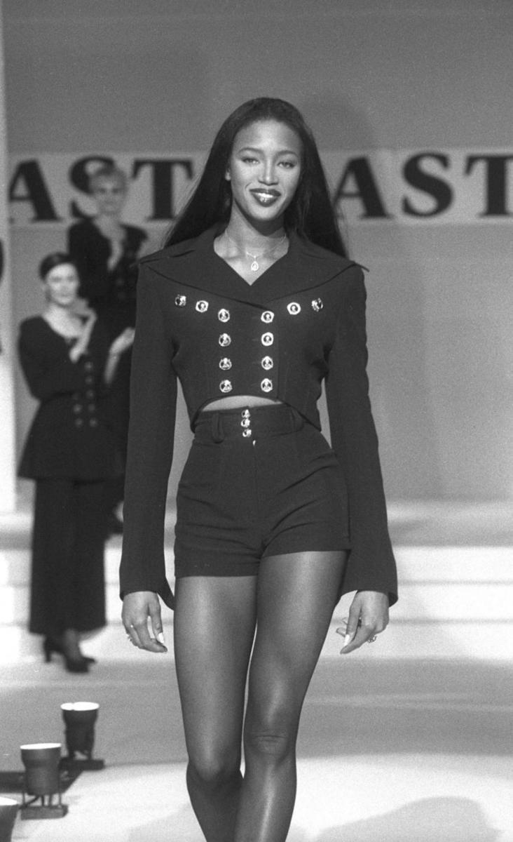 Naomi Campbell na pokazie zorganizowanym przez firmę Fashion Show w 1994 roku w projektach marki Leo Lazzi.