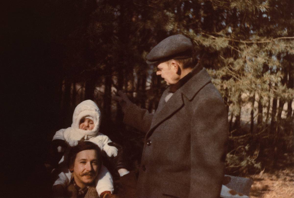 Dumny tata z córką u dziadka (ojca Anny) w Chodakowie, 1981 rok (Fot. z archiwum prywatnego Moniki Milewicz)