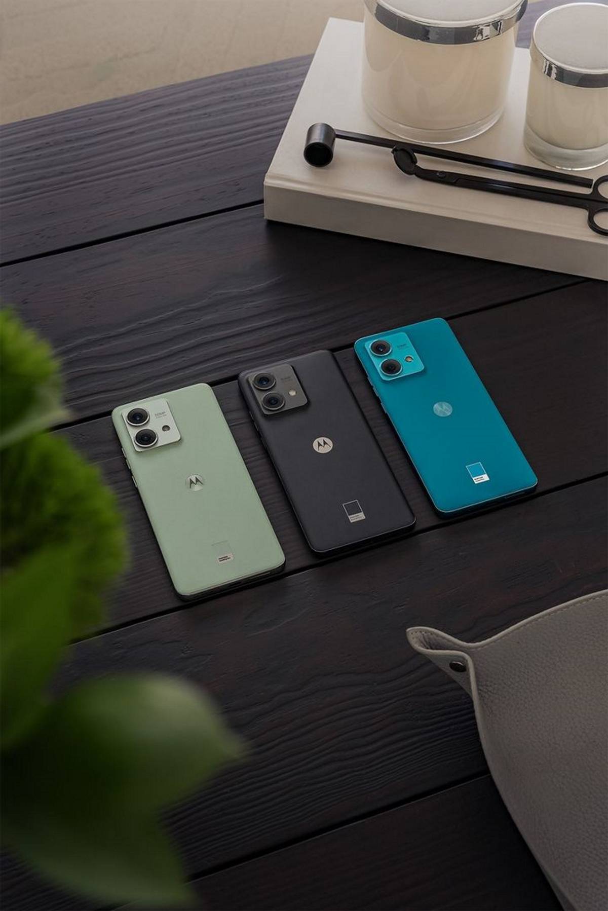 Smartfon motorola edge 40 neo w trzech wersjach kolorystycznych/ Fot. Materiały prasowe