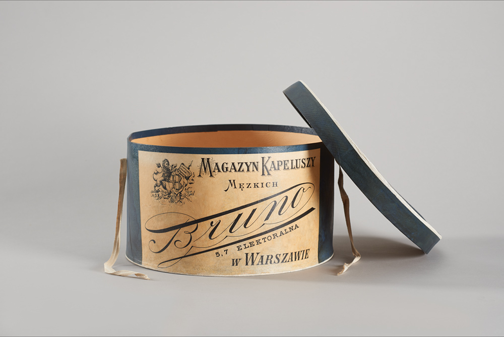 Pudełko na melonik firmy Bruno - eksponat z lat 30. XX wieku (Fot. A. Czechowski, M. Kalina, M. Matyjaszewski , Muzeum Warszawy