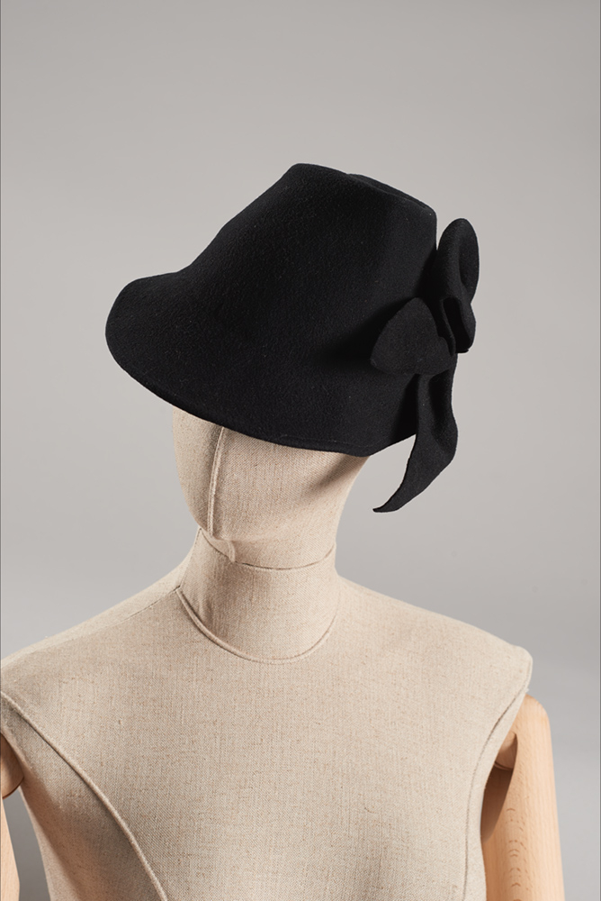 Damski kapelusz firmy Bruno - eksponat z lat 30. XX wieku (Fot. A. Czechowski, M. Kalina, M. Matyjaszewski, Muzeum Warszawy)