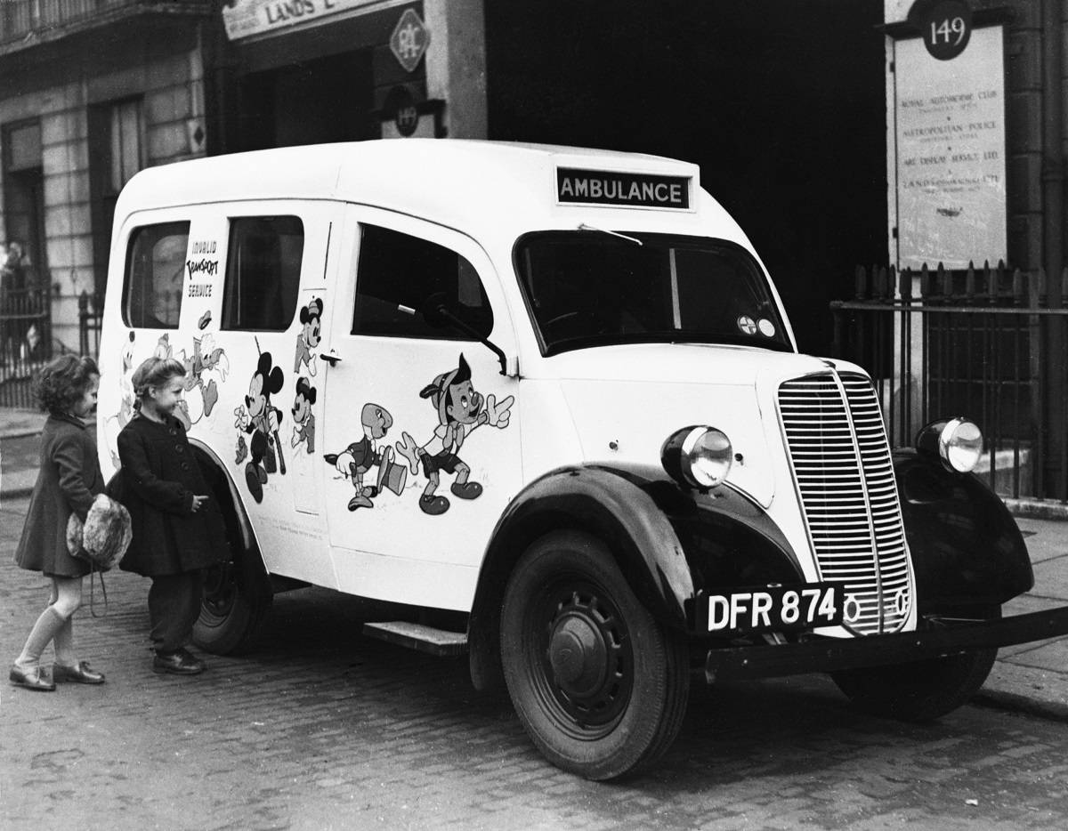 Dziecięcy ambulans ozdobiony wizerunkiem Myszki Miki, 1949 rok