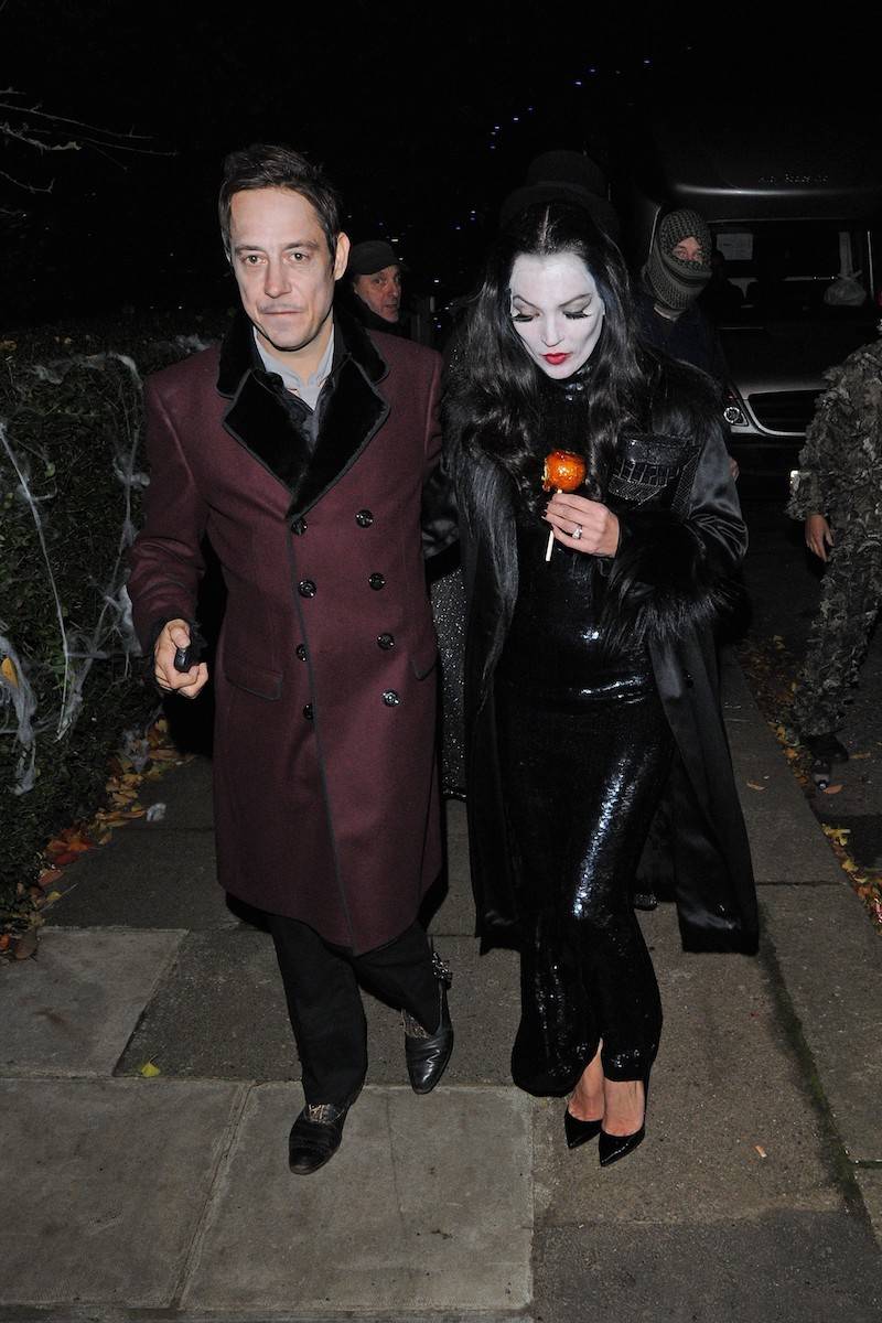 Jamie Hince i Kate Moss jako Morticia i Gomez Addams (Fot. JJ/STEALTH/bauergriffinonline.com/East News)