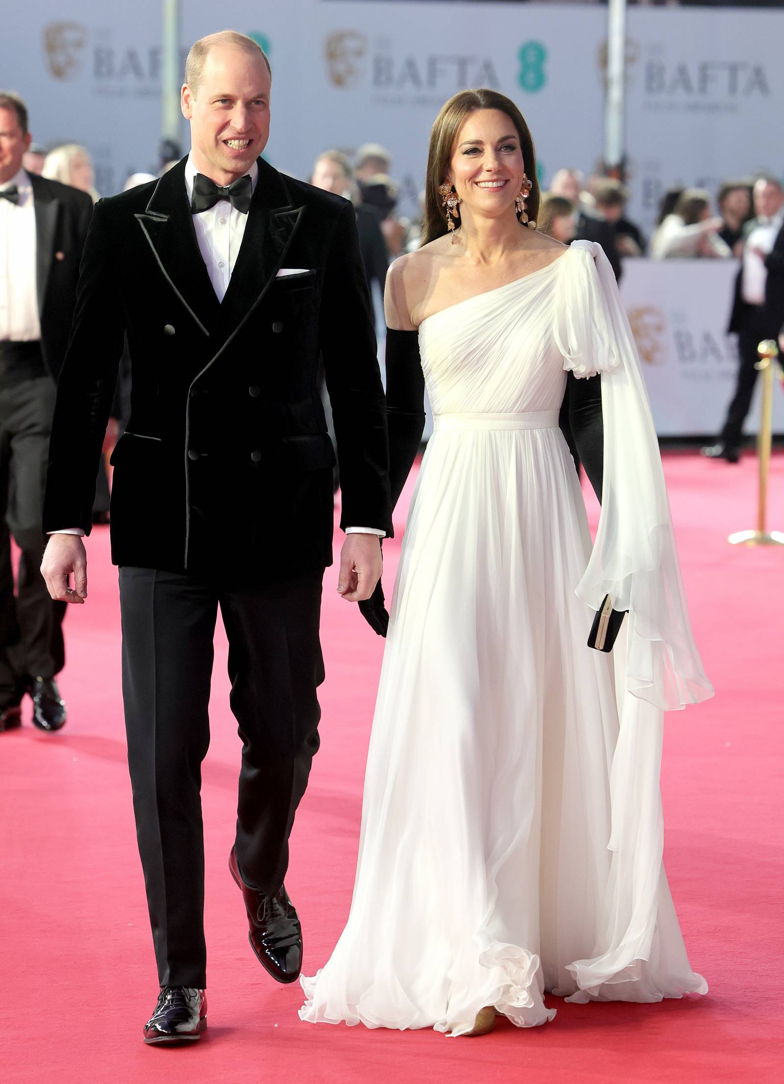 Księżna Kate w stylizacji z białą suknią Alexandra McQueena na gali BAFTA / (Fot. Getty Images)