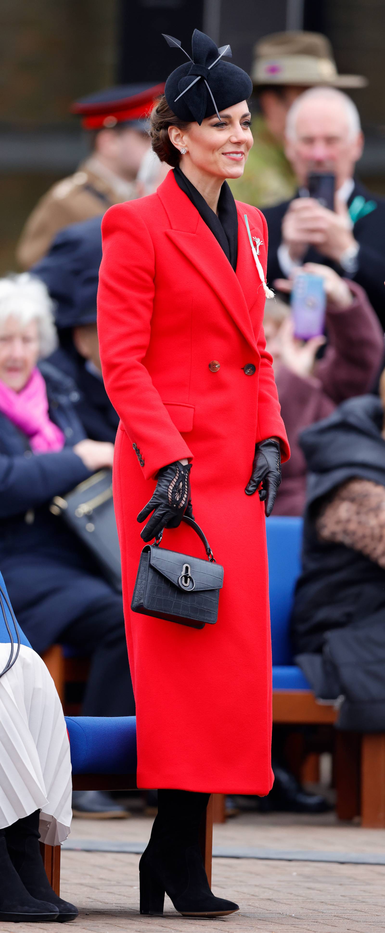 Księżna Kate w czerwonym płaszczu Alexandra McQueena / (Fot. Getty Images)