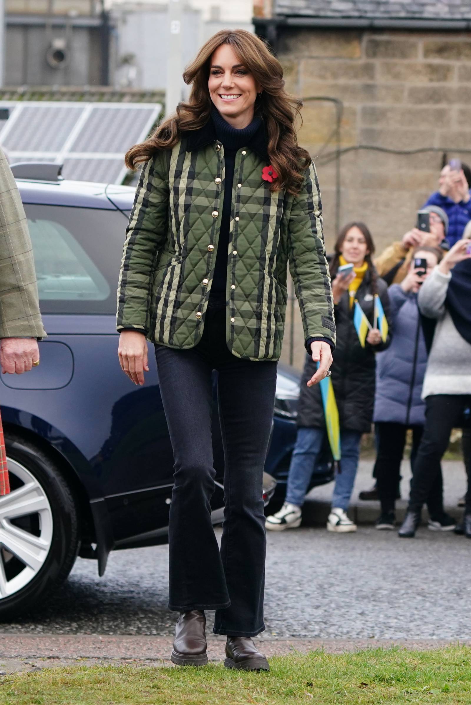 Księżna Kate w dżinsowych dzwonach i kurtce Burberry / (Fot. Getty Images)
