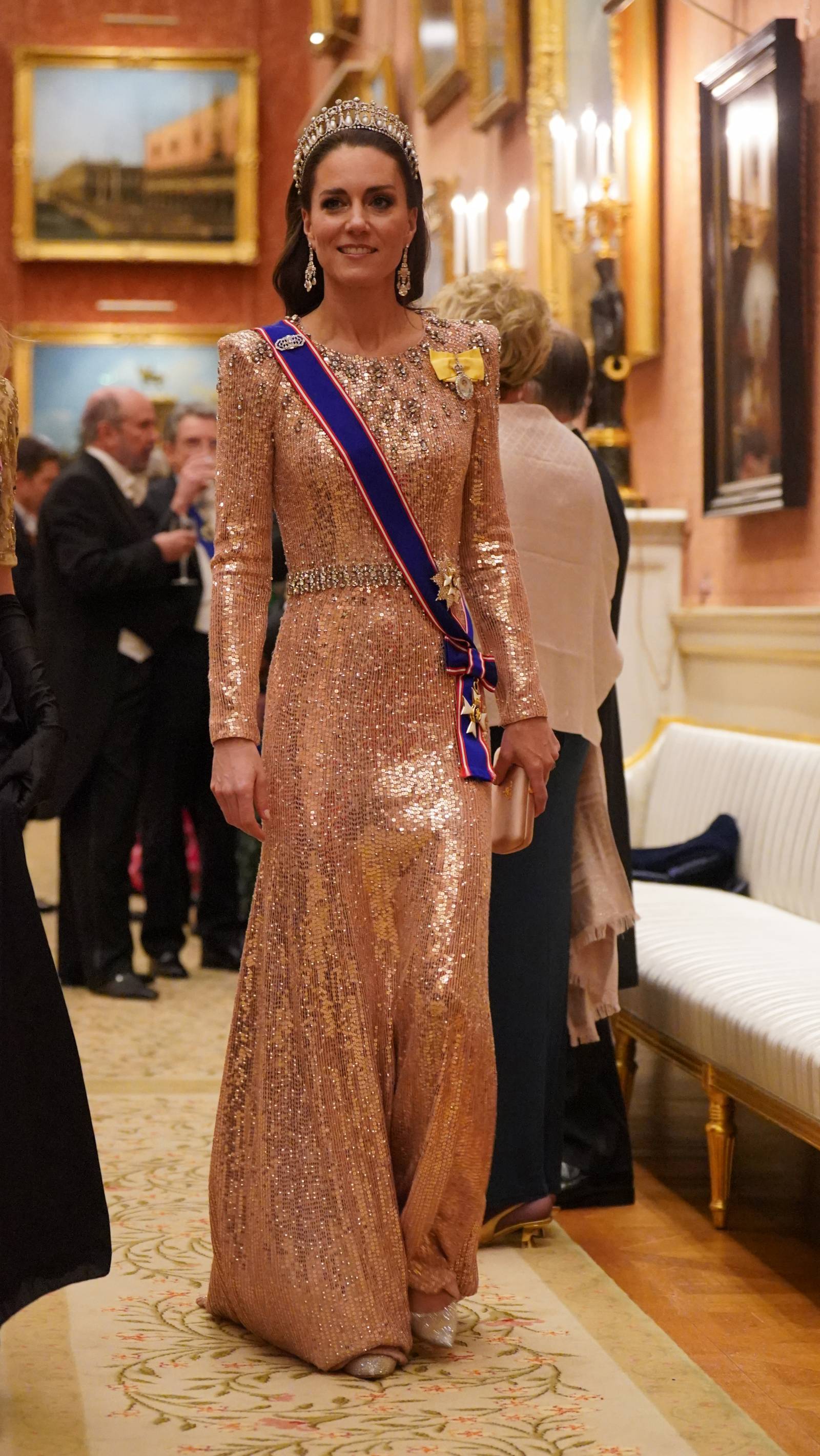 Księżna Kate w cekinowej sukni Jenny Packham (Fot. onathan Brady - Pool / Getty Images)