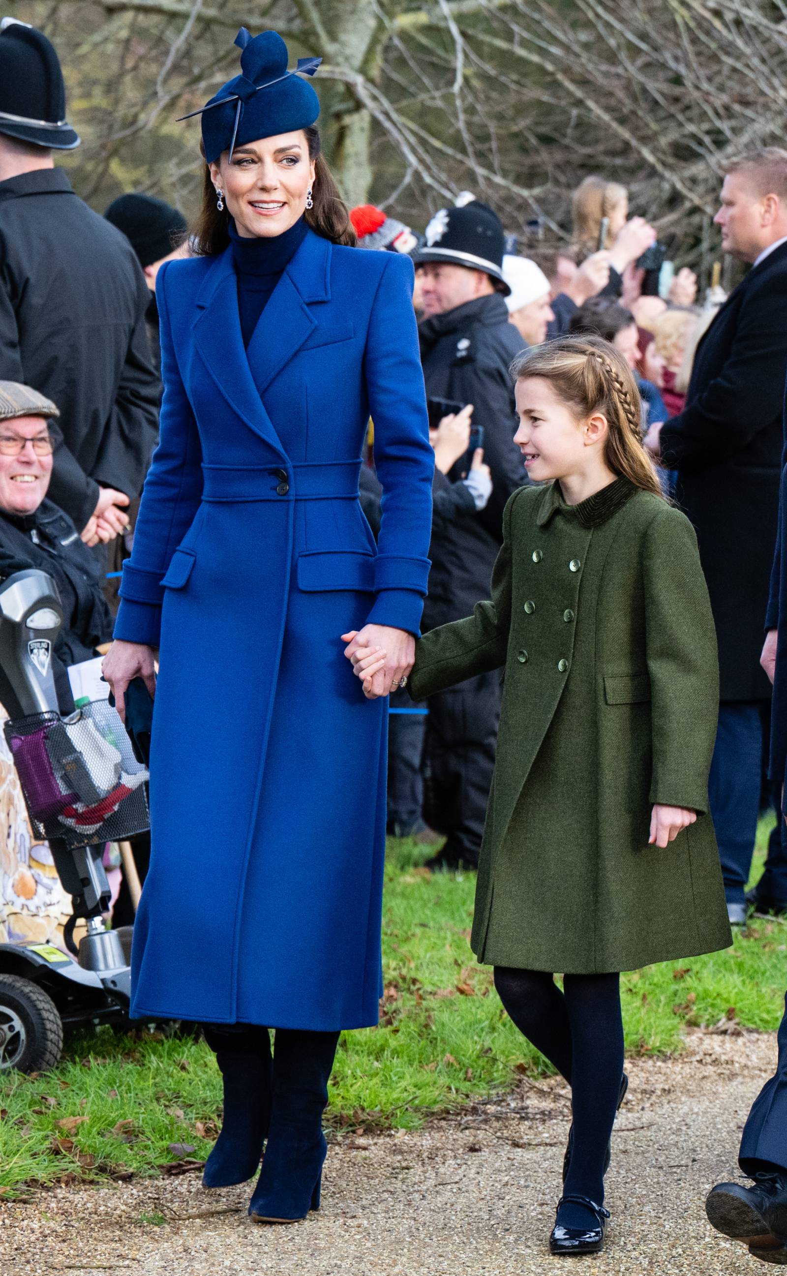 Księżna Kate w kobaltowym płaszczu podczas bożonarodzeniowego spaceru (Fot. Samir Hussein/WireImage / Getty Images)